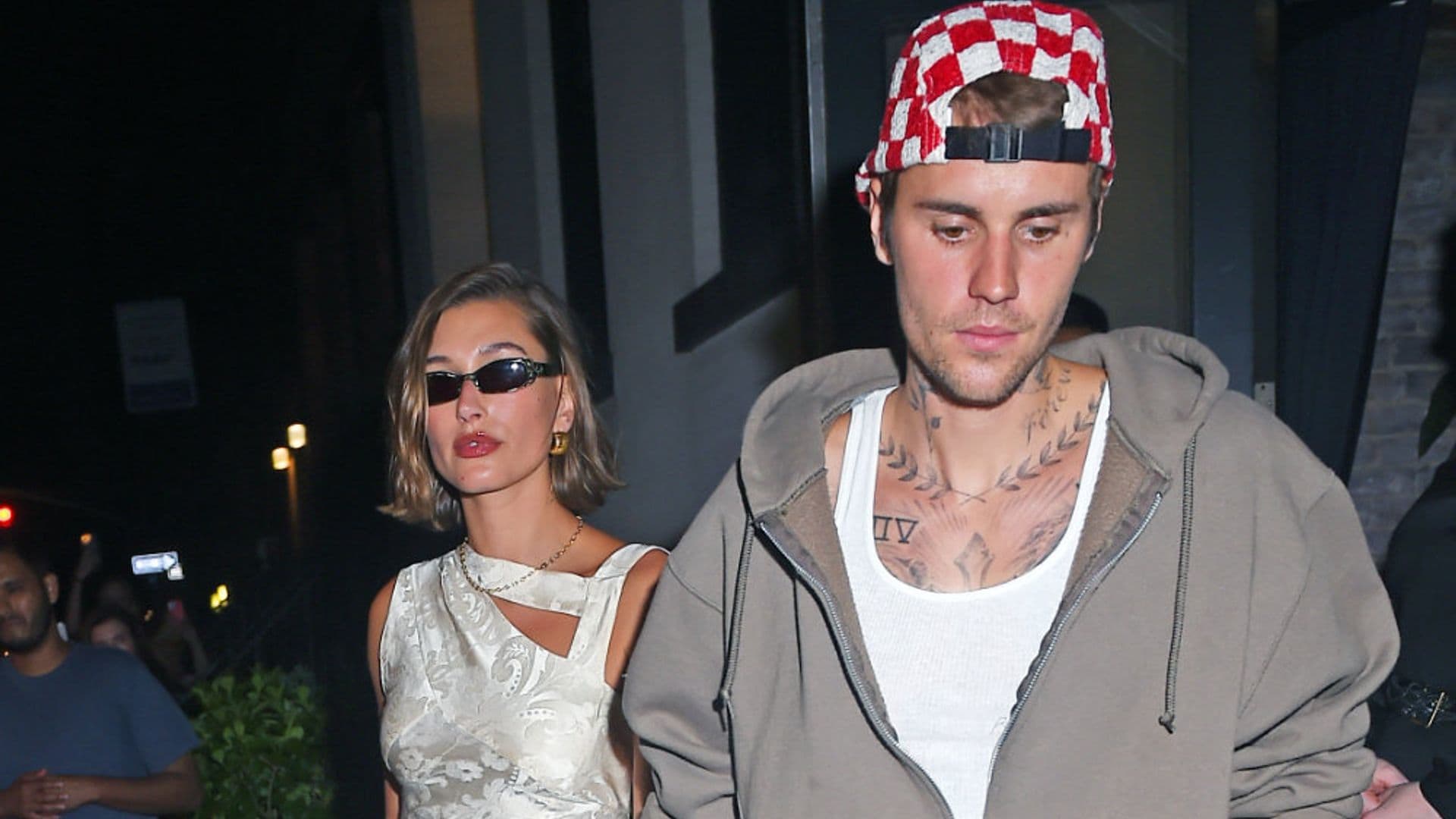 Hailey y Justin Bieber impactan con sus looks opuestos para una cena romántica
