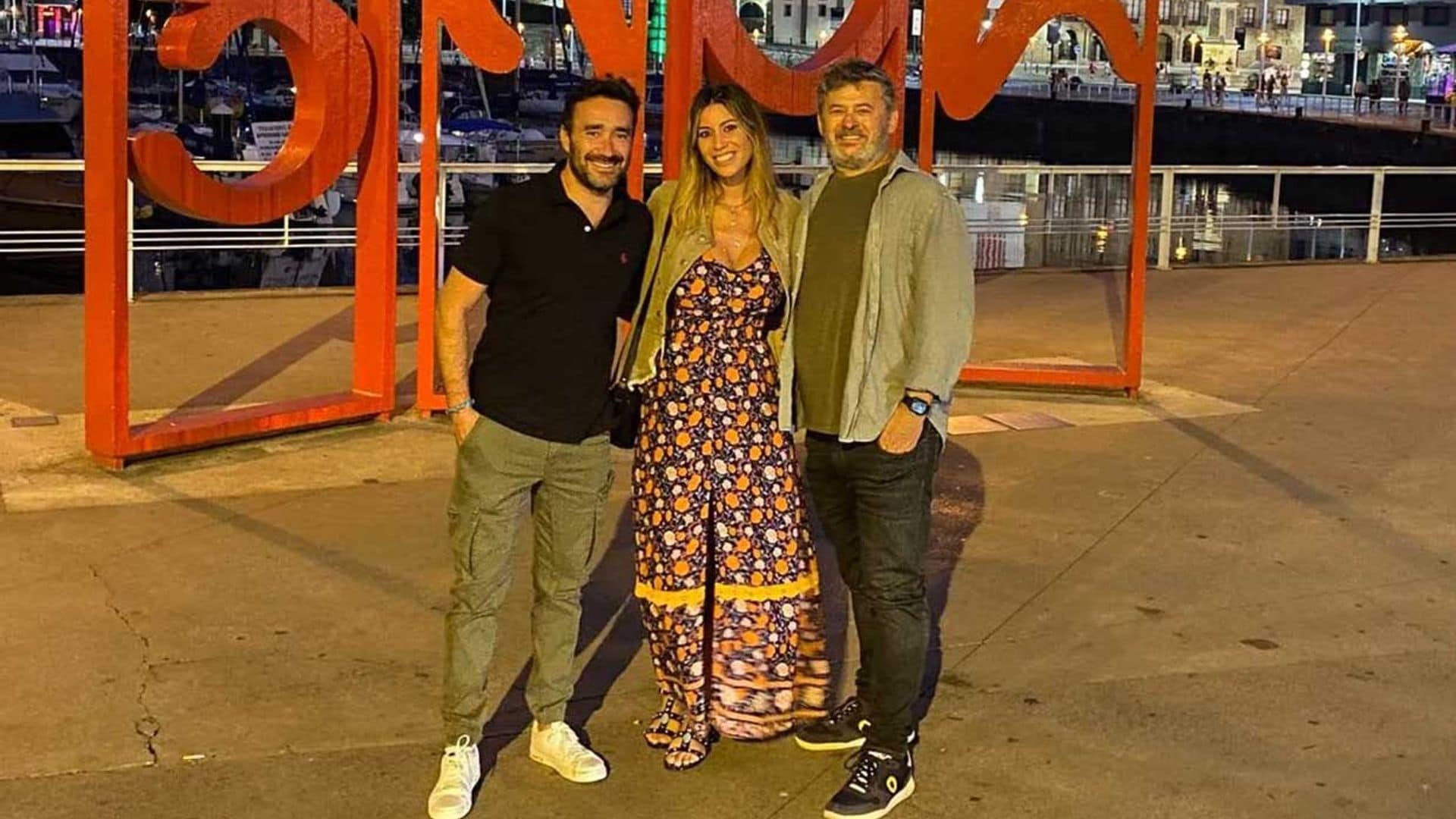 Juanma Castaño, el mejor 'guía' de Gijón con Miki Nadal y Helena Aldea que asisten al concierto de C. Tangana