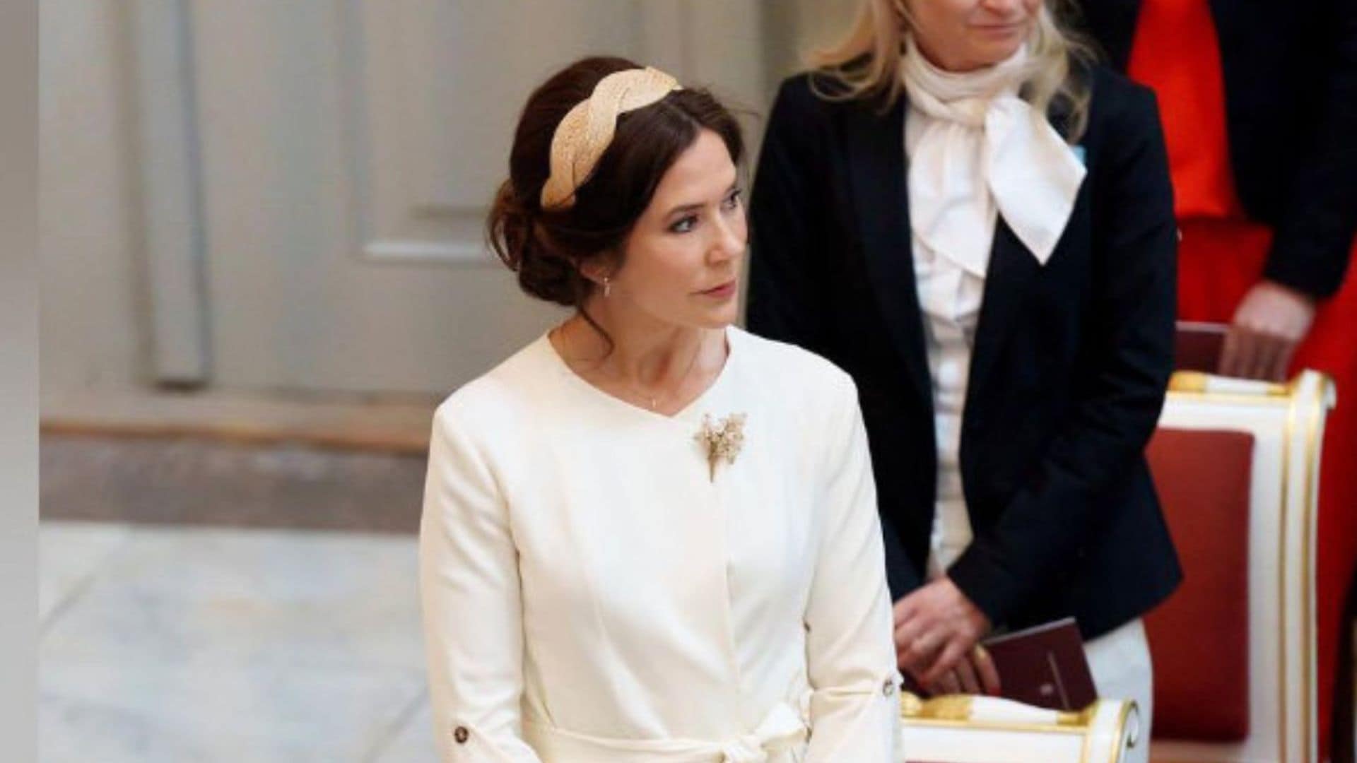Mary de Dinamarca apuesta por la sofisticada prenda de invitada favorita de las princesas