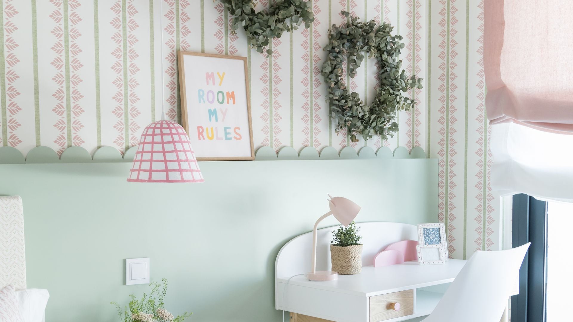 Transforma el dormitorio de tus hijos con papel pintado y molduras