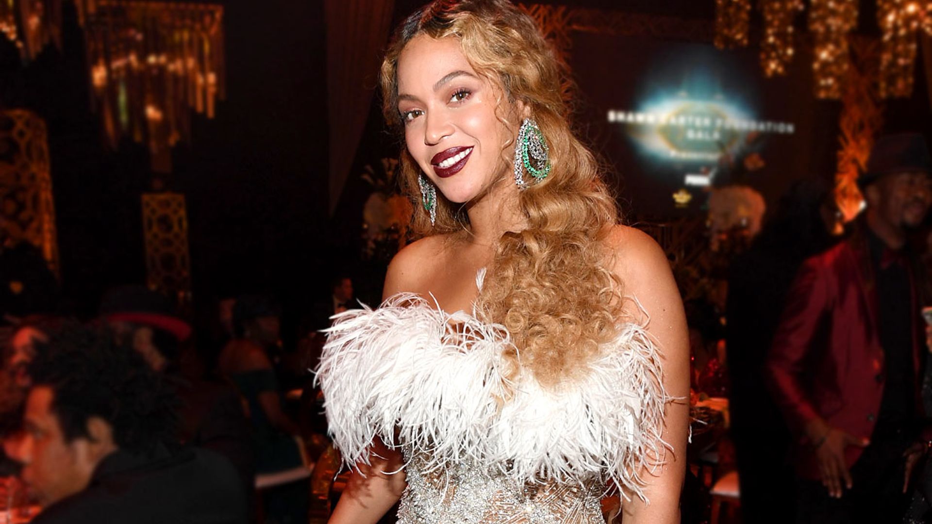 Beyoncé colapsa internet con dos vestidos de alto impacto y un bolso viral