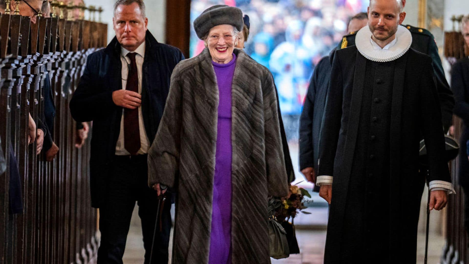 Margarita de Dinamarca arropa a su hijo mayor y es aclamada por su pueblo una semana después de la abdicación