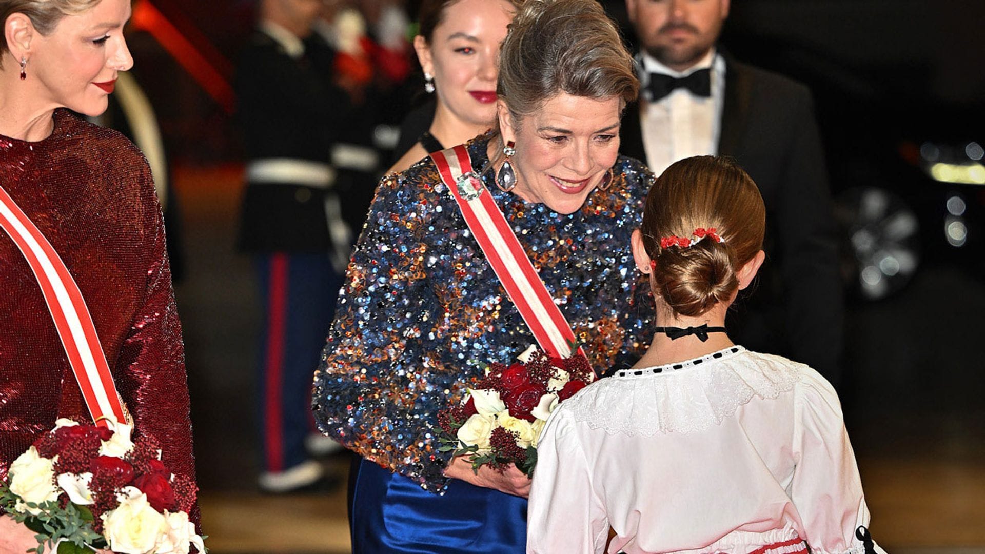 El triunfo de la princesa Carolina con un top de 'paillettes' multicolores en la gran noche de Mónaco