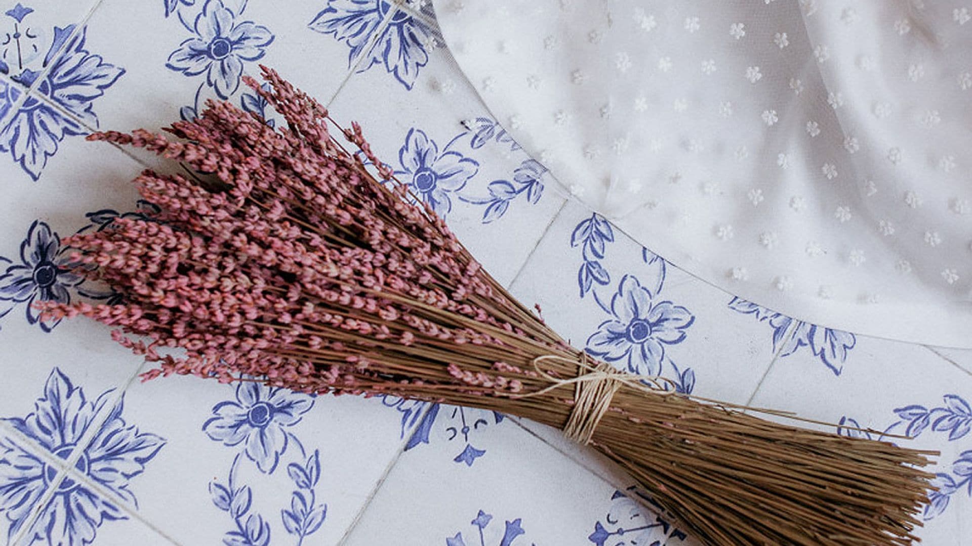 El 'efecto Carlota' en las futuras novias: ramos de lavanda para toda la vida