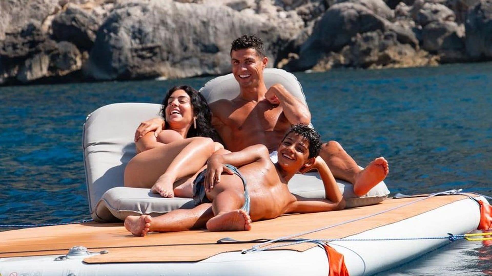 Espontáneos posados y ¡mucha adrenalina!: Georgina Rodríguez y Cristiano Ronaldo disfrutan unas vacaciones a su estilo