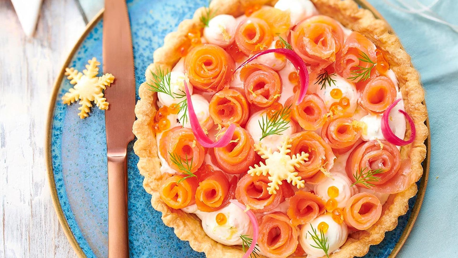 Tarta salada navideña con flores de salmón y mousse de queso