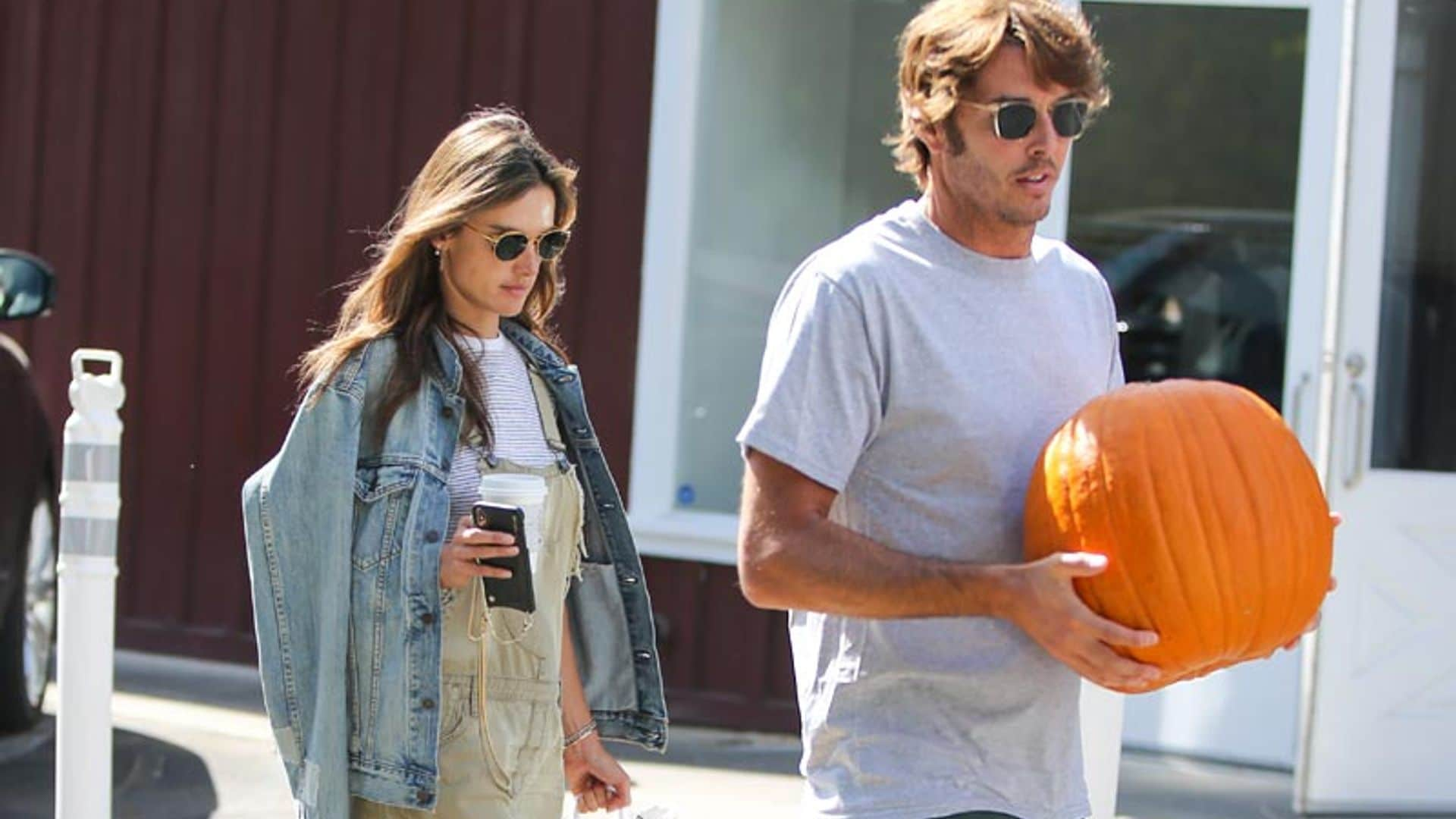 Alessandra Ambrosio se prepara con su novio para un Halloween muy especial