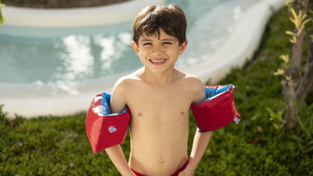 ni o con manguitos en la piscina en verano 