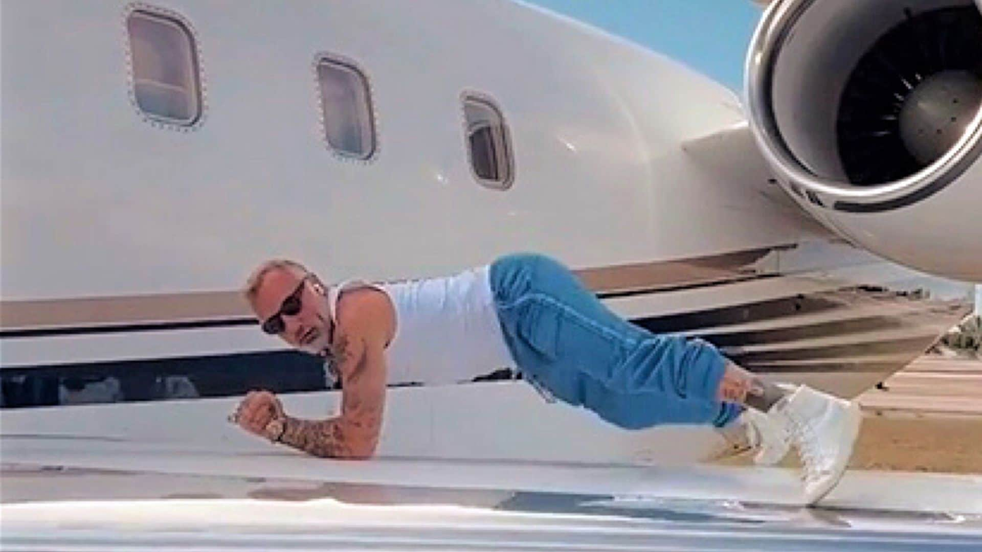 ¡Bailando twerking sobre las alas de su avión privado! Así celebra Gianluca Vacchi el último éxito de Anitta