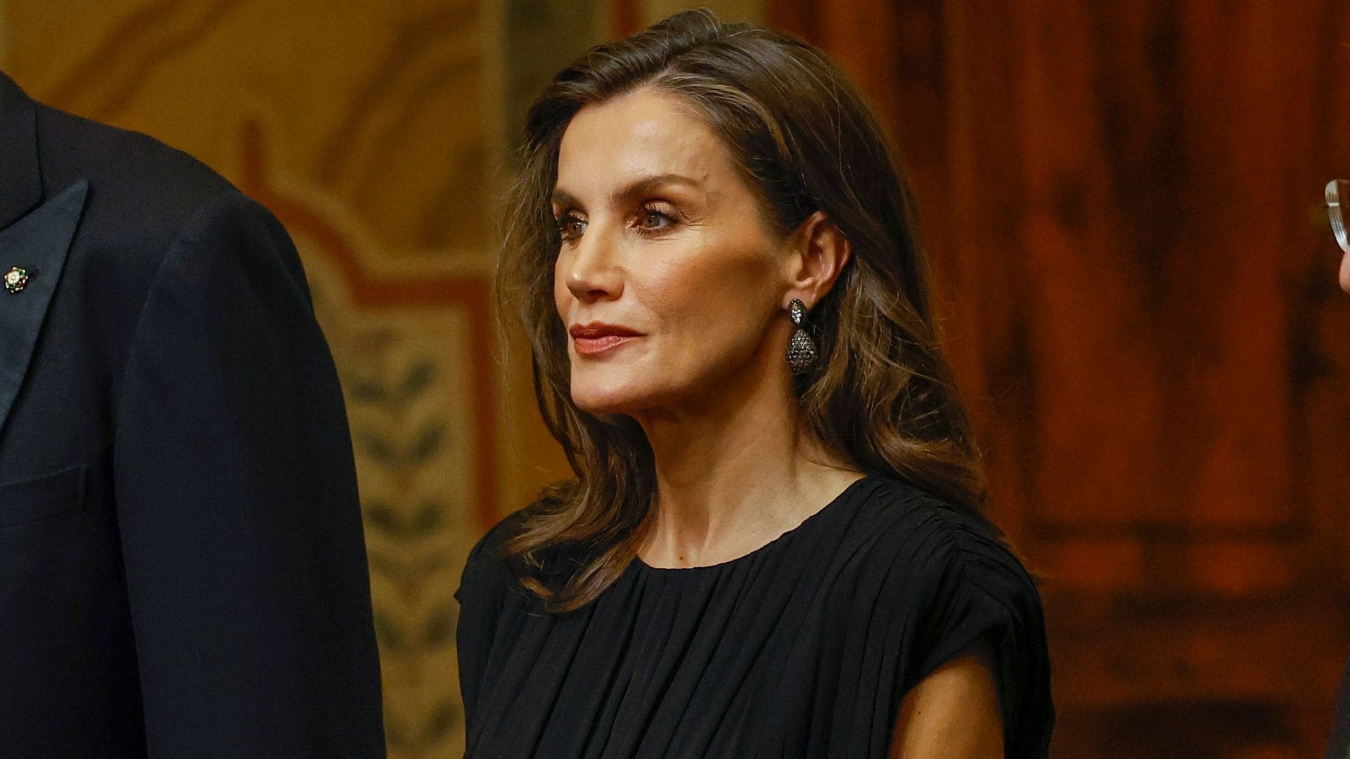 La reina Letizia, deslumbrante de gala con su nuevo vestido negro: un tributo a Italia