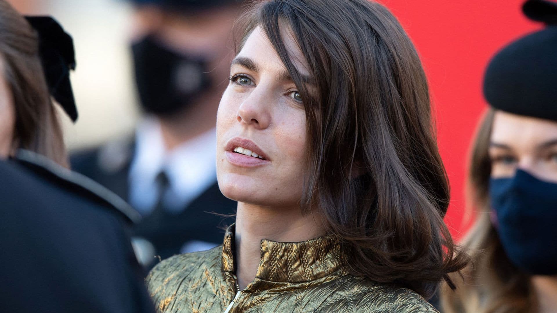 Carlota Casiraghi impacta en su regreso con un vestido dorado y pendientes que recuerdan a su madre