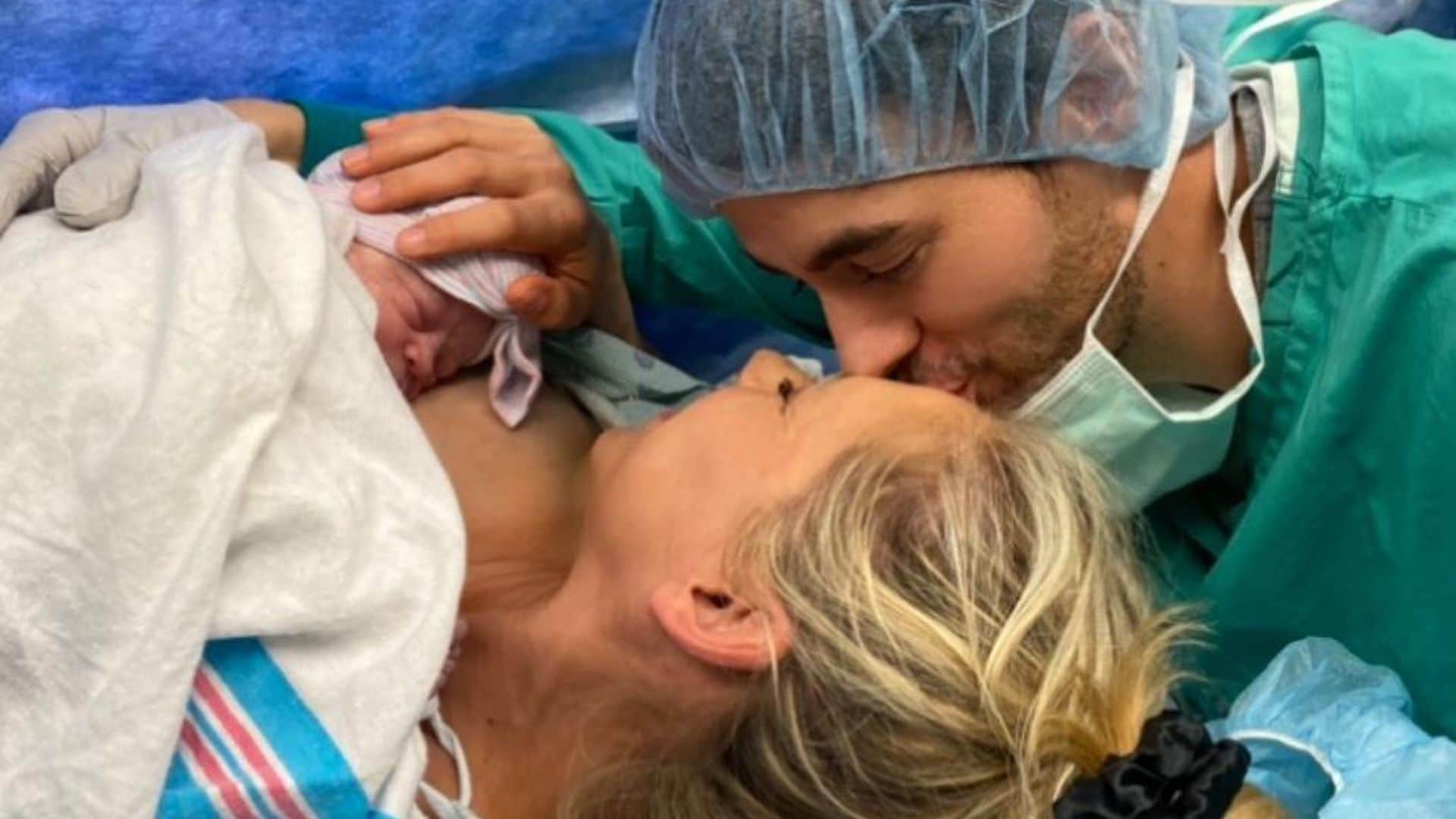 ¡Es niña! Enrique Iglesias y Anna Kournikova comparten las primeras fotos de su tercer bebé