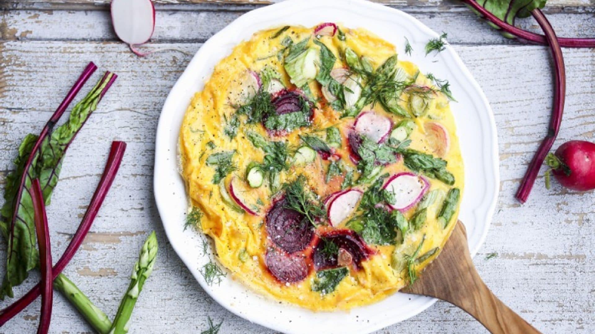 Tortilla de espárragos, remolacha y rábanos