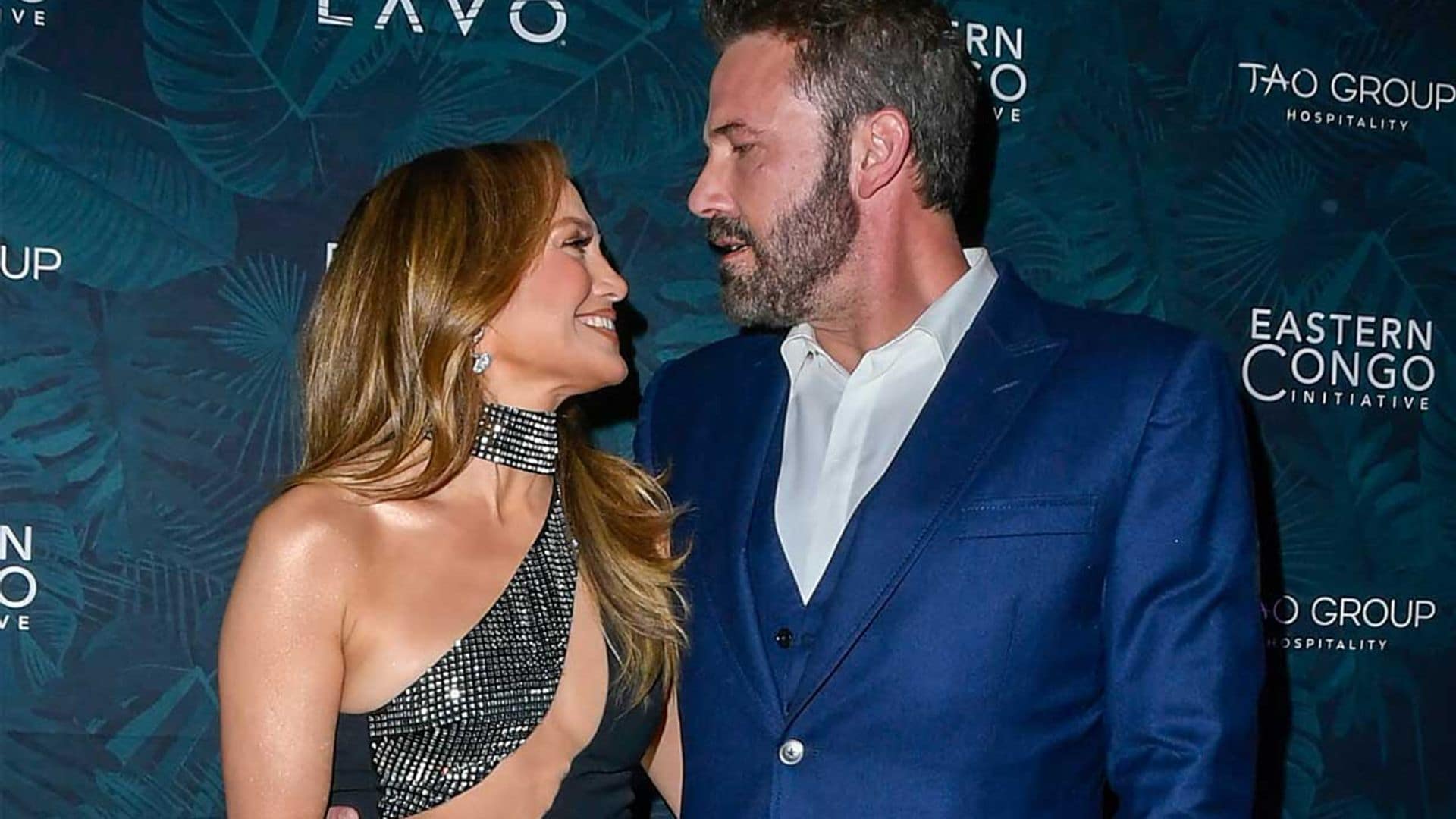 Jennifer Lopez deslumbra, junto a Ben Affleck, en la alfombra roja de Las Vegas con un vestido de aberturas imposibles