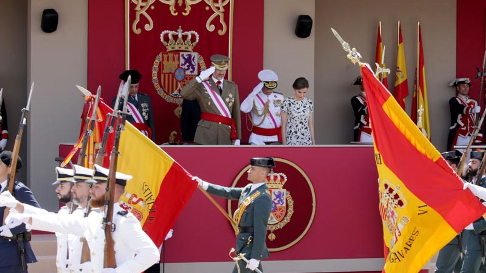 Aplausos a los Reyes en el desfile de las Fuerzas Armadas celebrado en Guadalajara