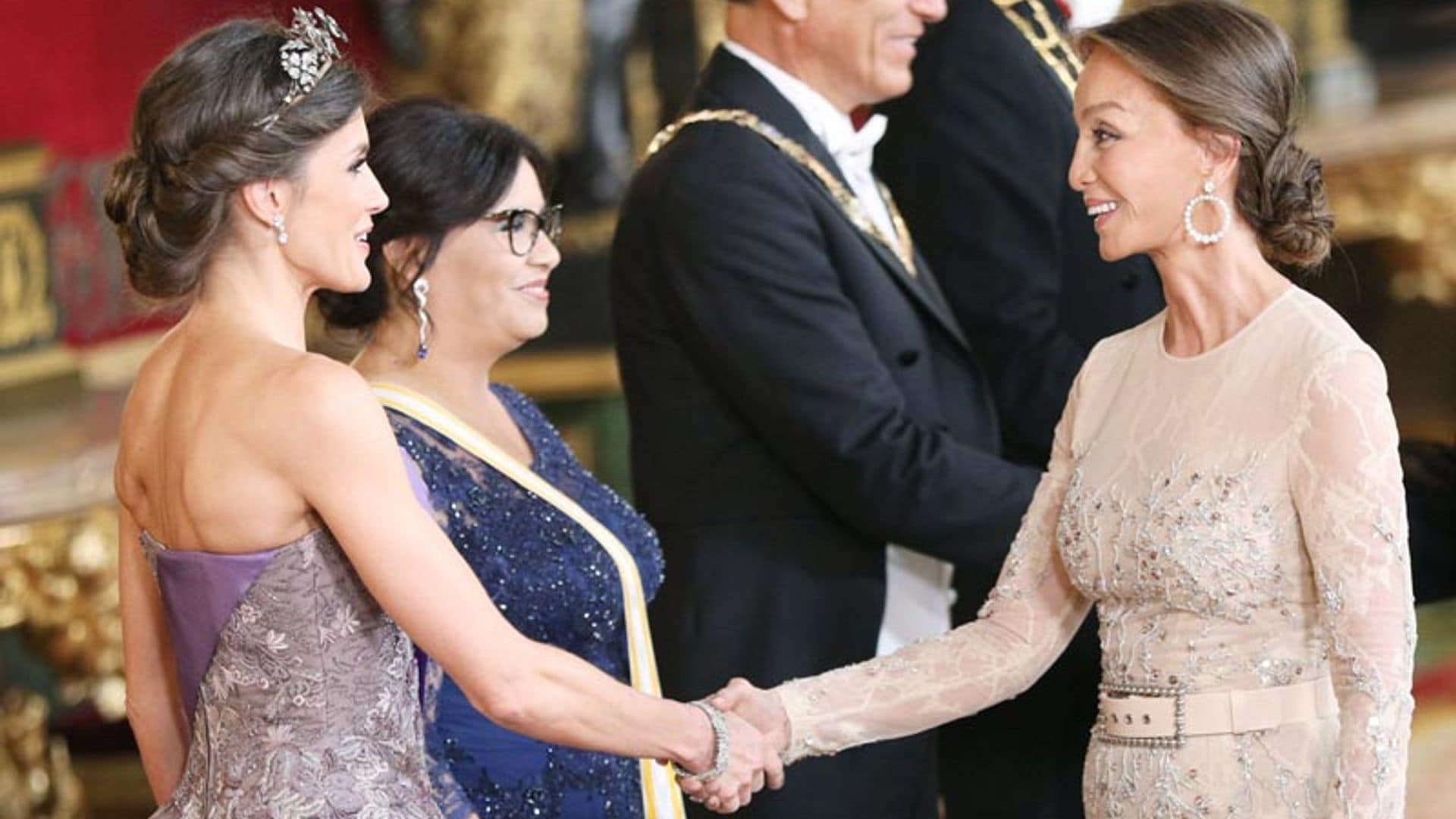 La elegancia de Isabel Preysler en su encuentro con la Reina