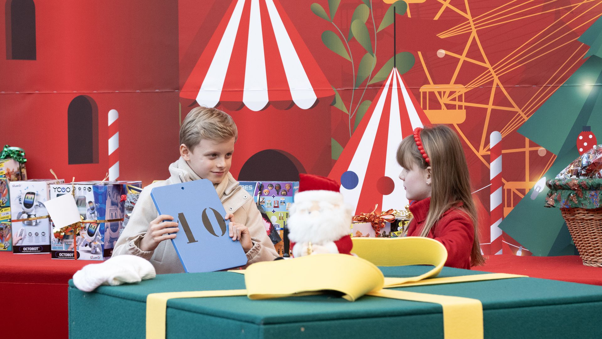 Jacques y Gabriella de Mónaco, dos simpáticos ayudantes de Papá Noel entregando regalos a los niños del Principado