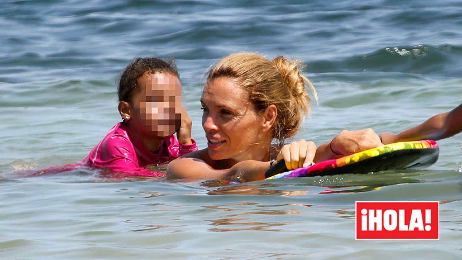 EXCLUSIVA: Esther Cañadas y su hija Galia, juegos y diversión en las aguas de Ibiza