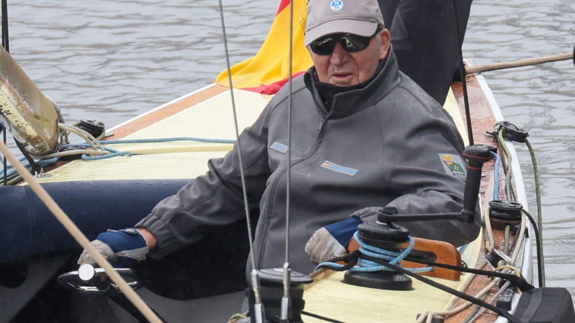 Don Juan Carlos finaliza antes de tiempo su entrenamiento en Sanxenxo por el temporal