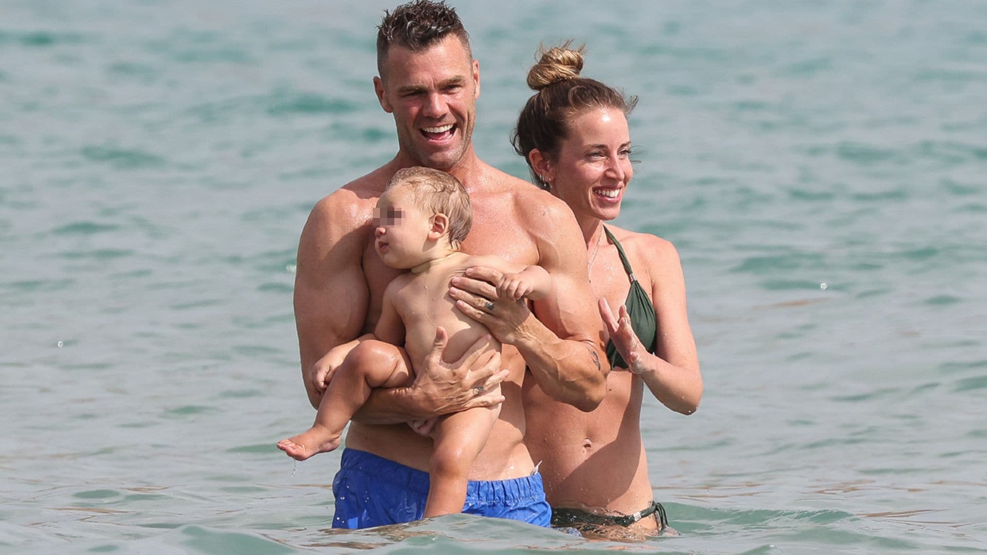 Baños en el mar y muchas risas: Fonsi Nieto y Marta Castro disfrutan del primer verano con su hijo Hugo