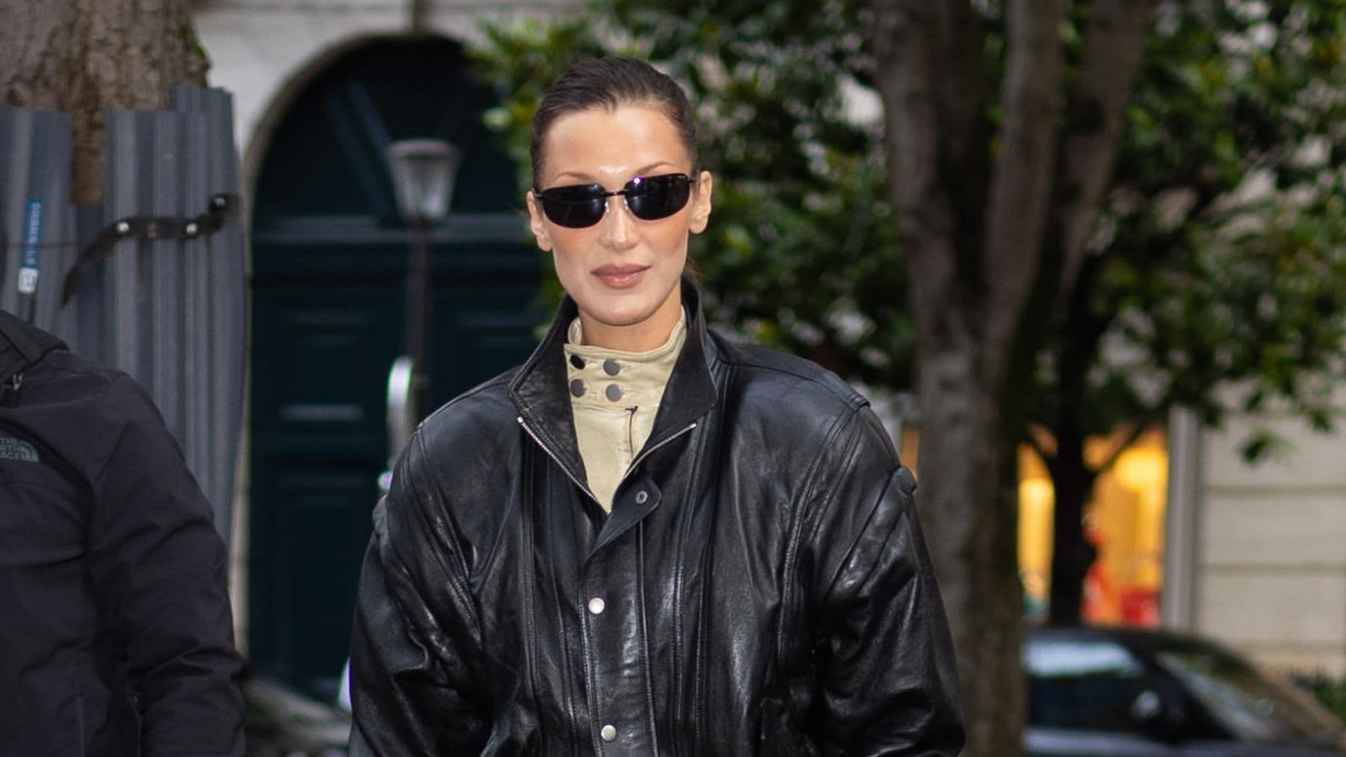 Bella Hadid regresa a la capital francesa estrenando la chaqueta acolchada que triunfará durante el entretiempo