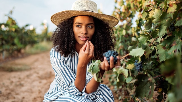 mujer uvas