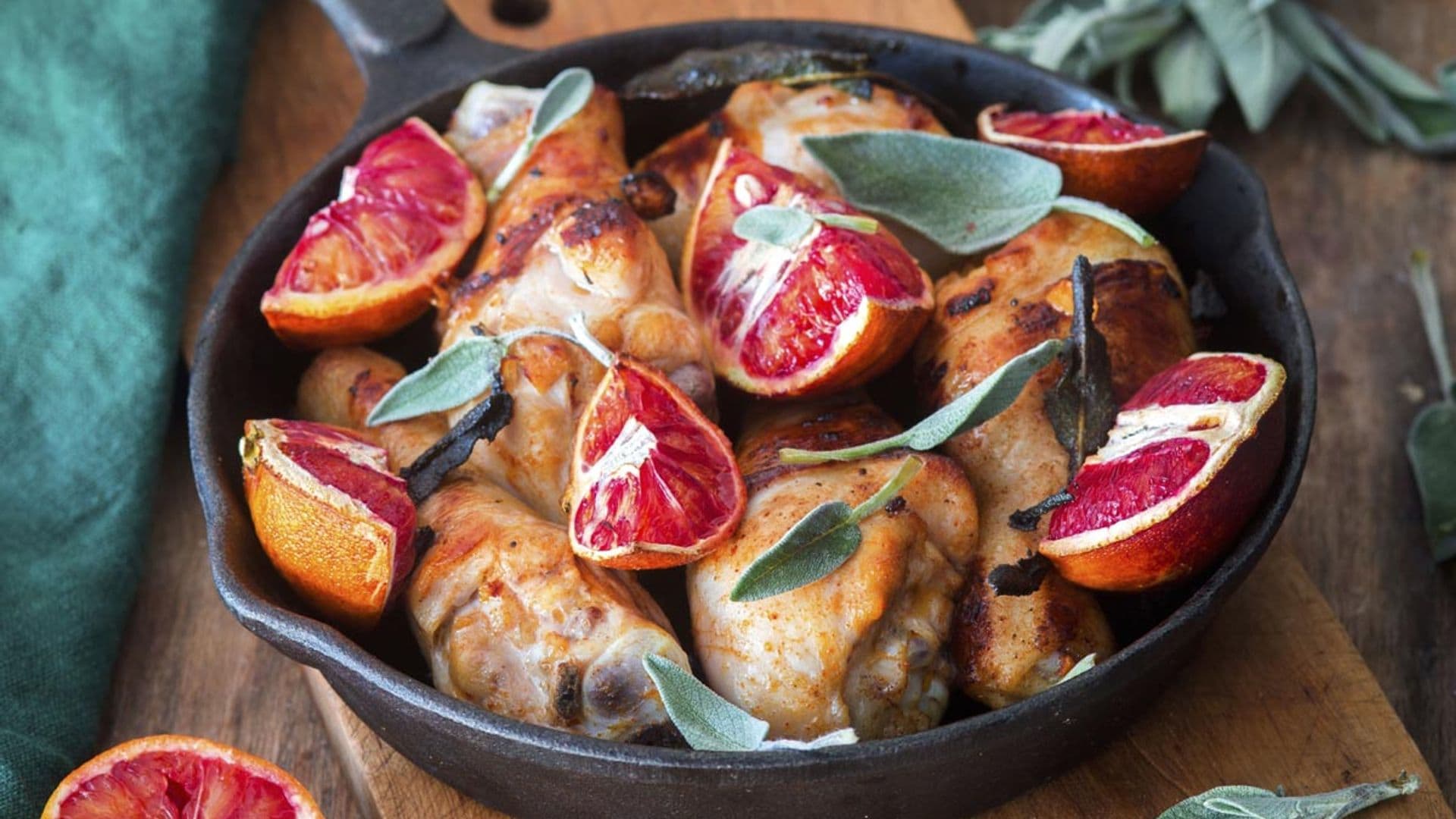 Jamoncitos de pollo con naranjas sanguinas y salvia