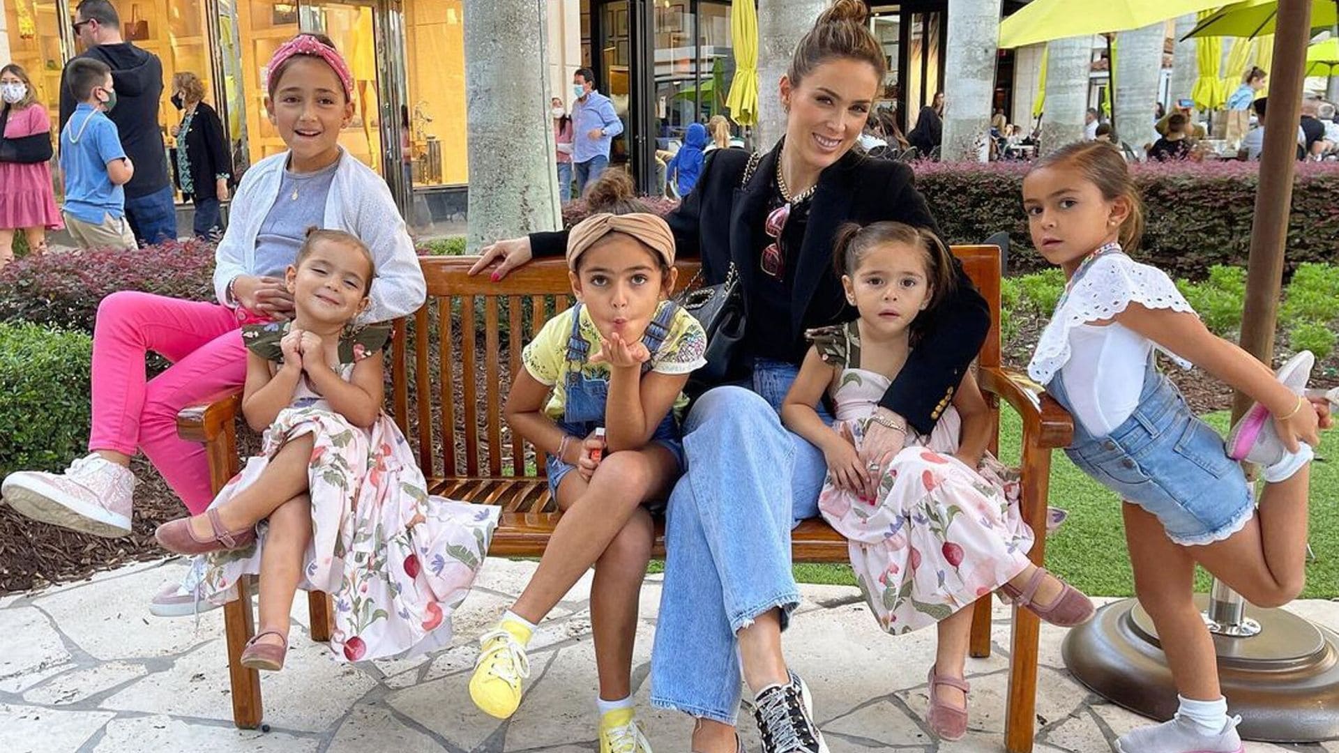 jacky bracamontes y sus hijas