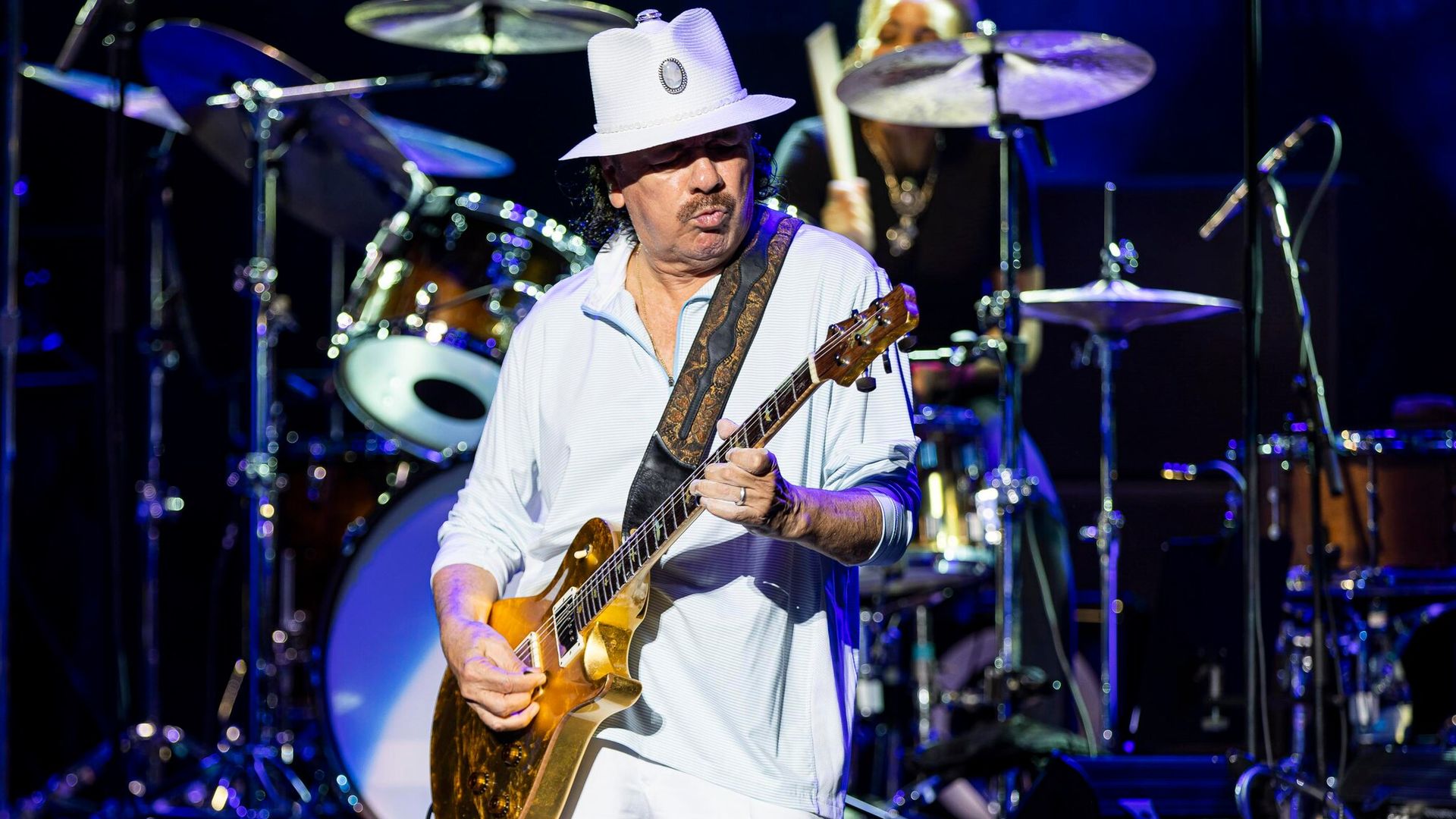 Carlos Santana revela qué causó su desmayo en pleno concierto