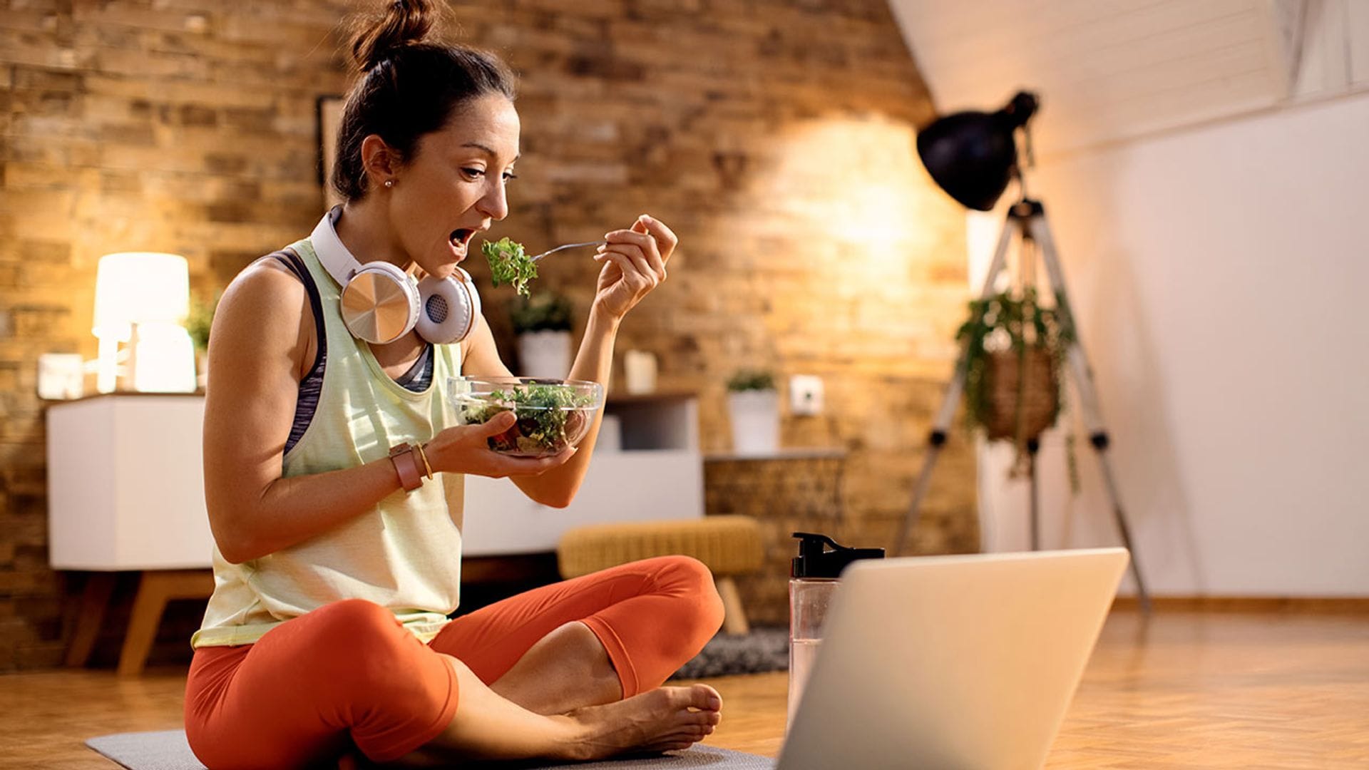 mujer comiendo entrenar