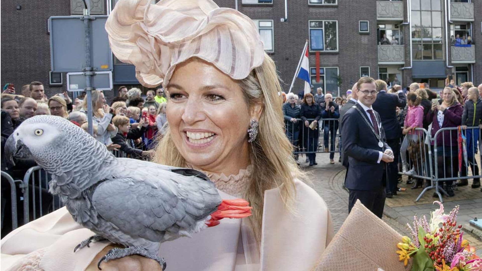 ¡Con pico y plumas! Máxima de Holanda saluda a su seguidor más exótico