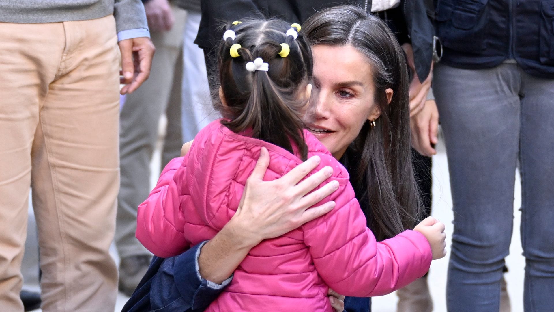 La entrañable conexión entre la Reina y Candela en Chiva: '¿Quién te ha hecho esas trenzas?'