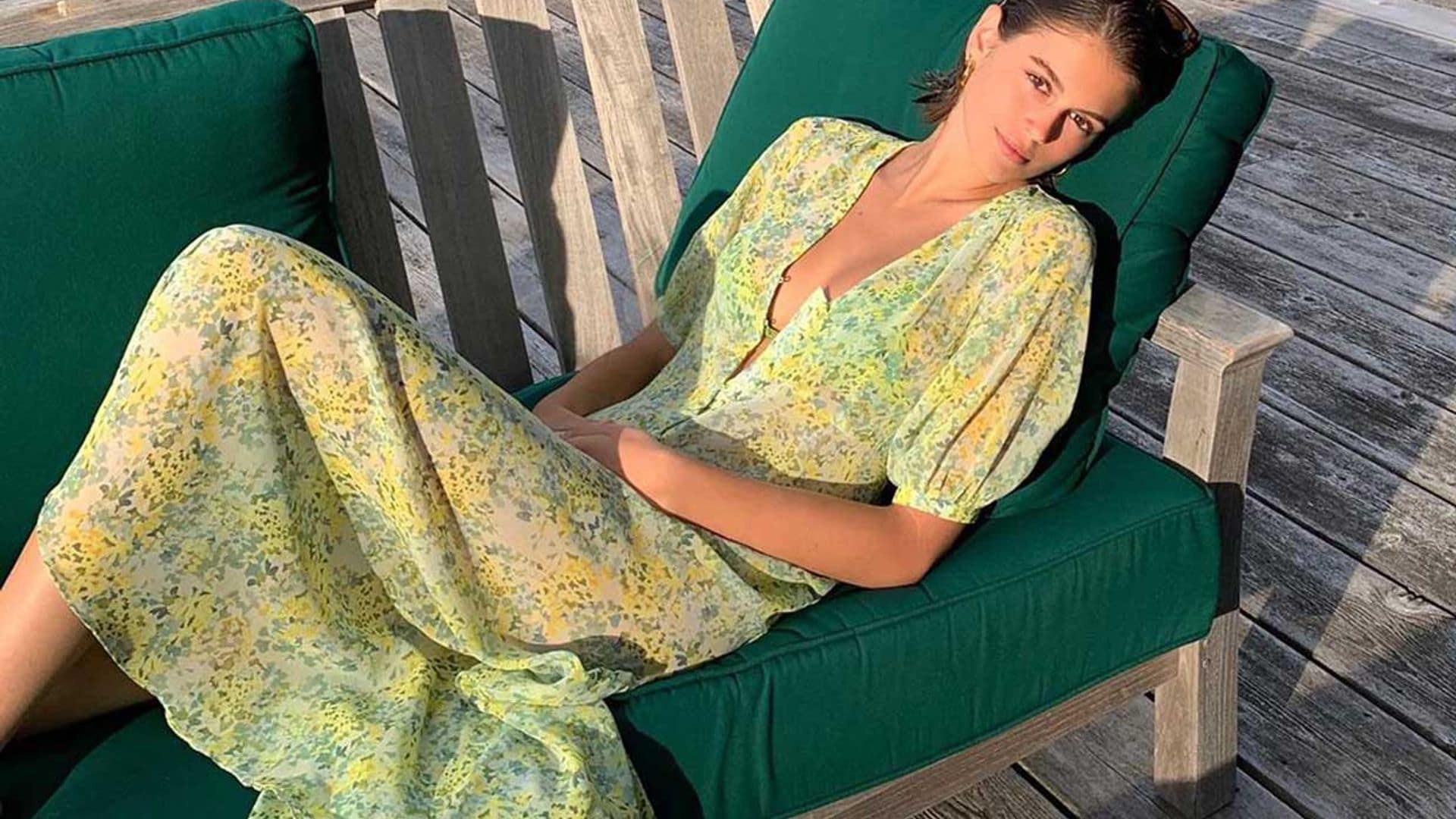 El vestido rebajado y 'made in Spain' que Kaia Gerber ha estrenado en vacaciones