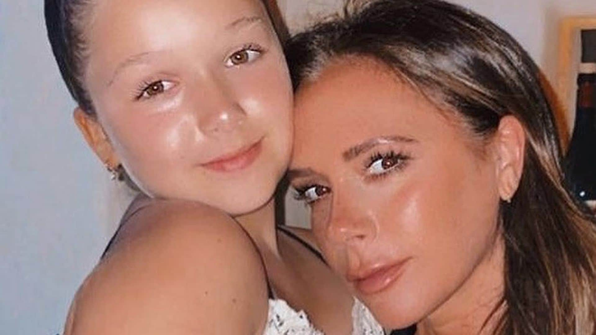 Nunca imaginarías que este maquillaje de Victoria Beckham está hecho por su hija de 9 años