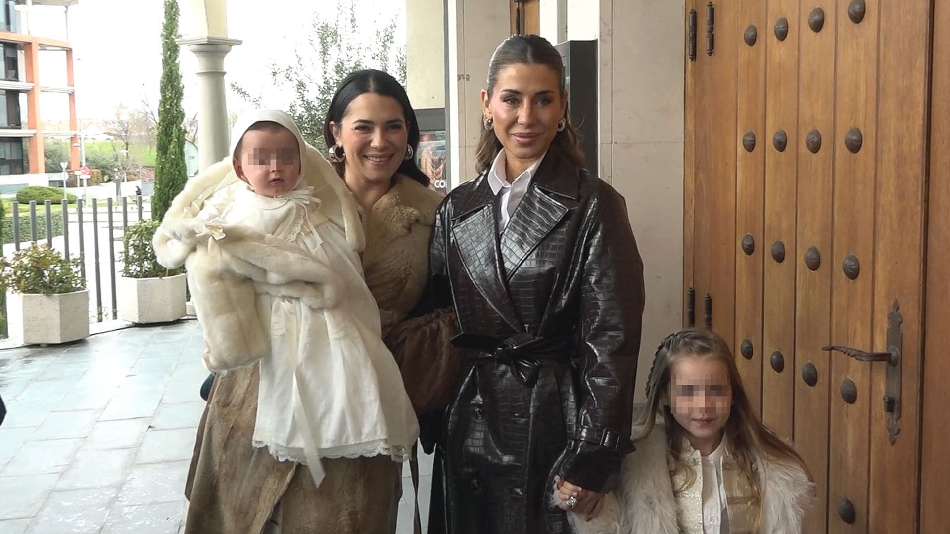 Elena Tablada, con sus hijas Ella y Camila, una tía orgullosa en el bautizo de su sobrina