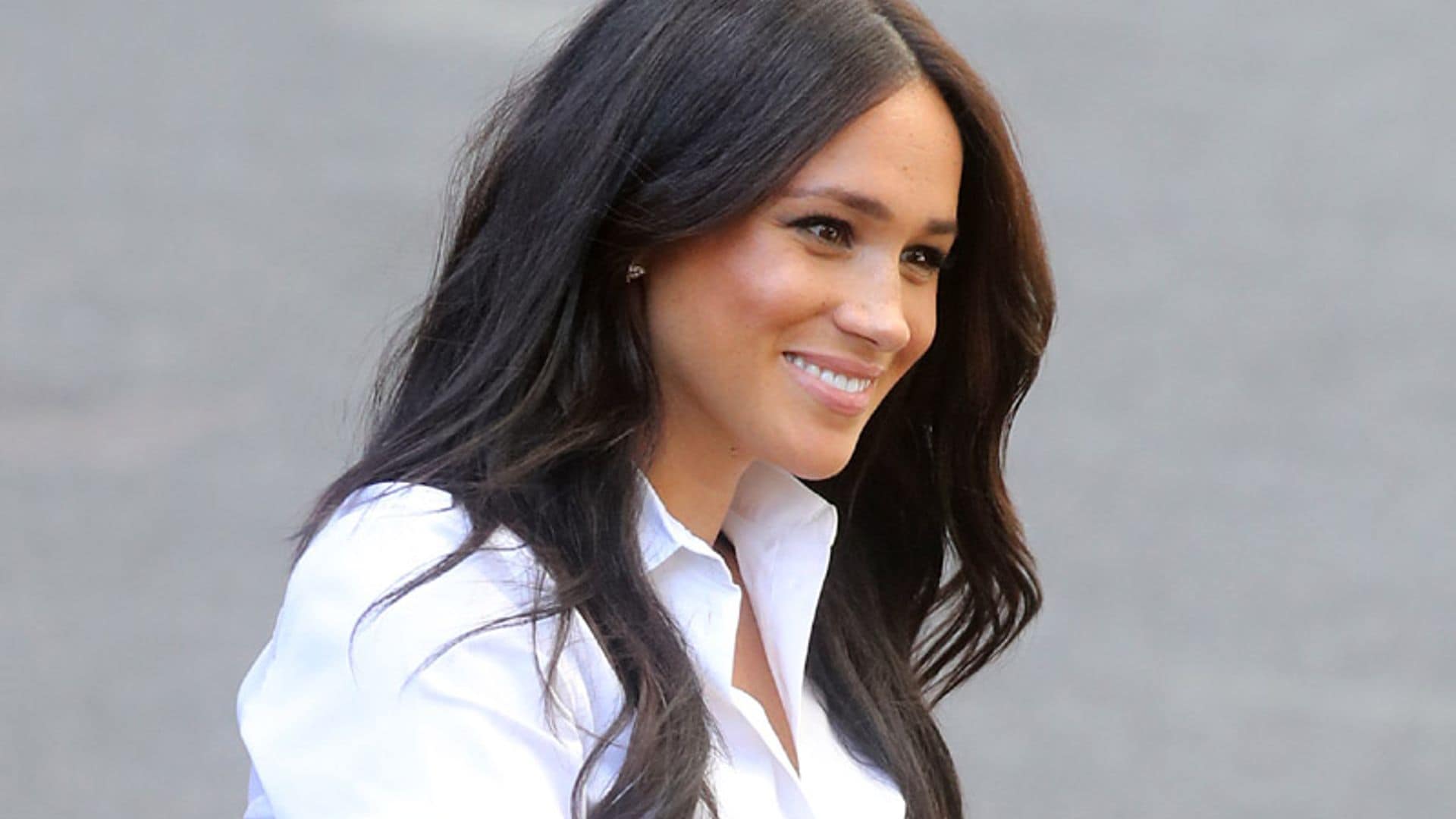 Meghan Markle estrena su primera colección de moda con un look de básicos impecable