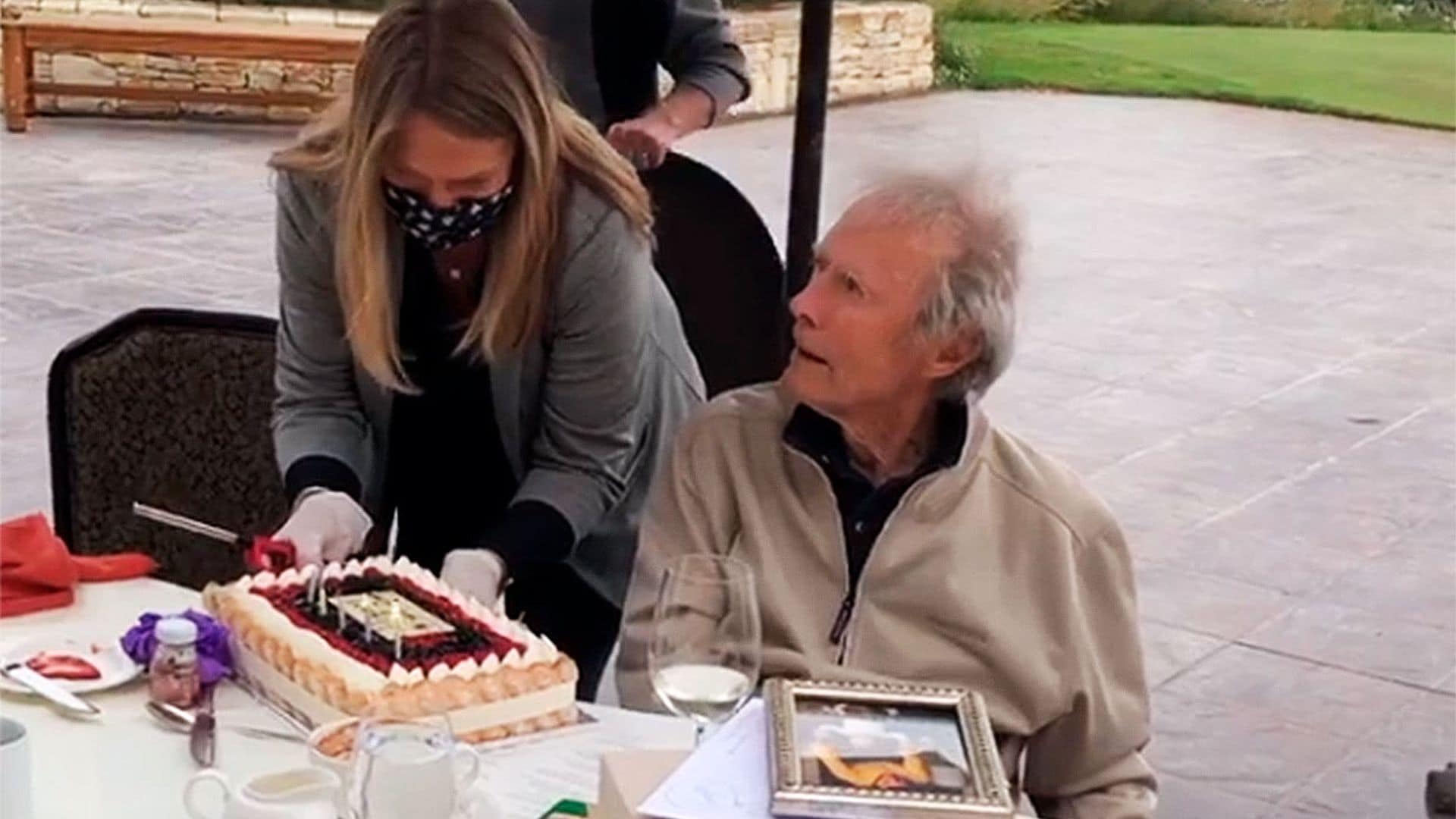 Clint Eastwood sopla 90 velas en familia... y su comentario al ver la tarta no tiene desperdicio