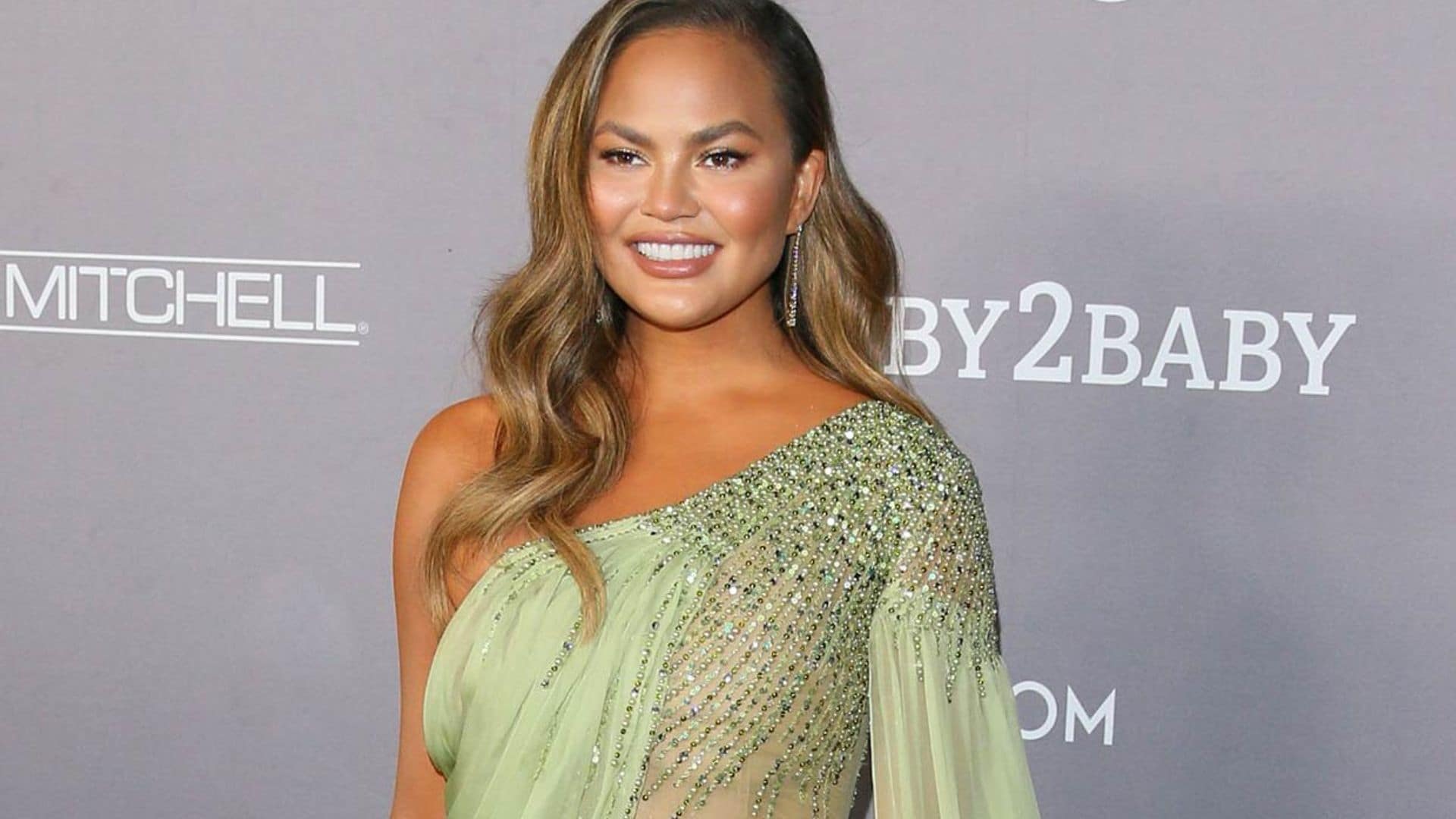 'Os prometo que me lo he quitado': Chrissy Teigen muestra el resultado de su operación de pecho