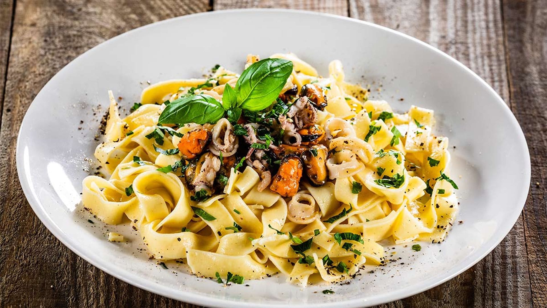 'Tagliatelle' con frutos del mar en conserva