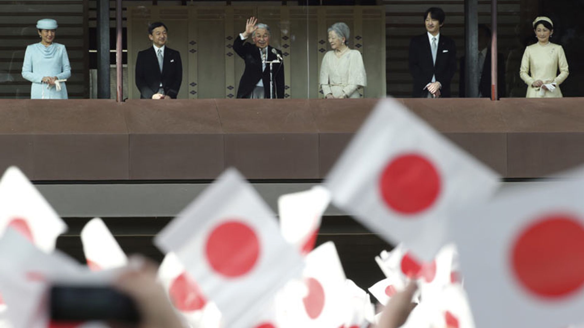 El 83º cumpleaños de Akihito de Japón, tal vez uno de los últimos como Emperador, bate récord de multitudes