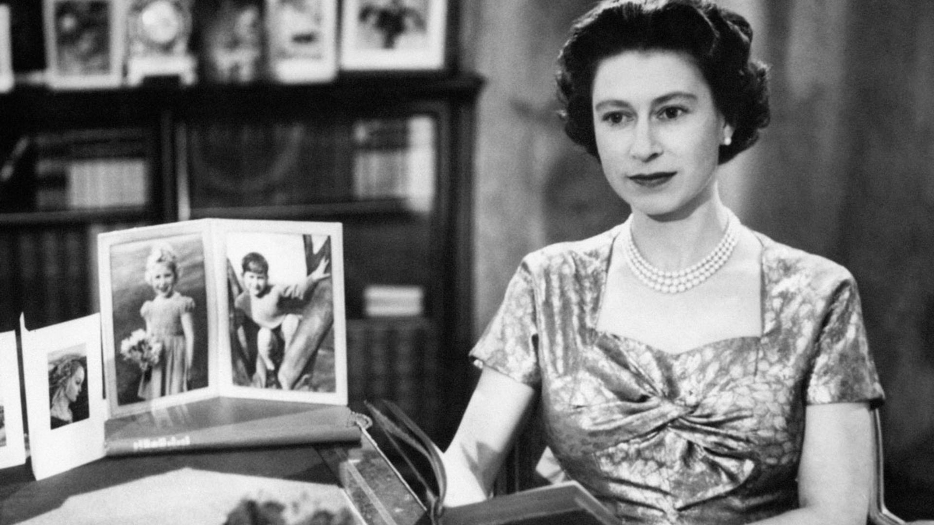 El lugar de la reunión, una biblioteca llena de recuerdos para el príncipe Harry y la reina Isabel II