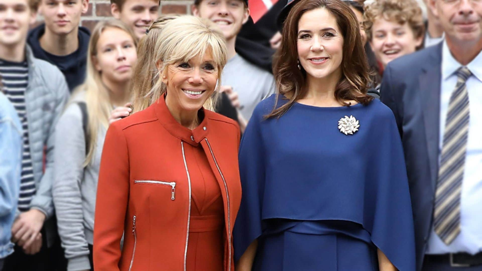 Mary de Dinamarca y Brigitte Macron, un duelo de 3 looks en 48 horas