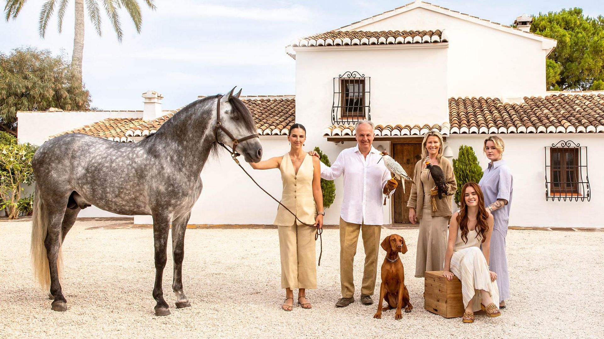 Entramos en la elegante y acogedora casa de Fran Bolinches, uno de los mejores cetreros del mundo, y su mujer, la interiorista Susana Lozano, en la costa mediterránea