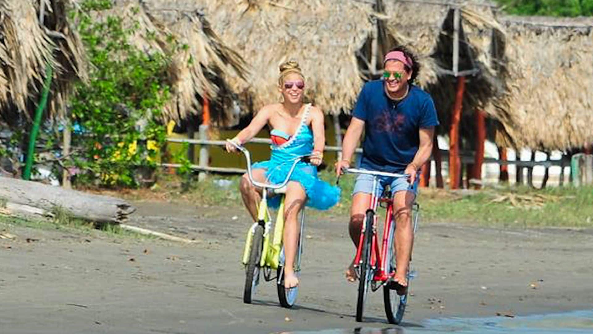 Shakira y Carlos Vives grabando el video de 'La bicicleta' en Puerto Velero, Barranquilla