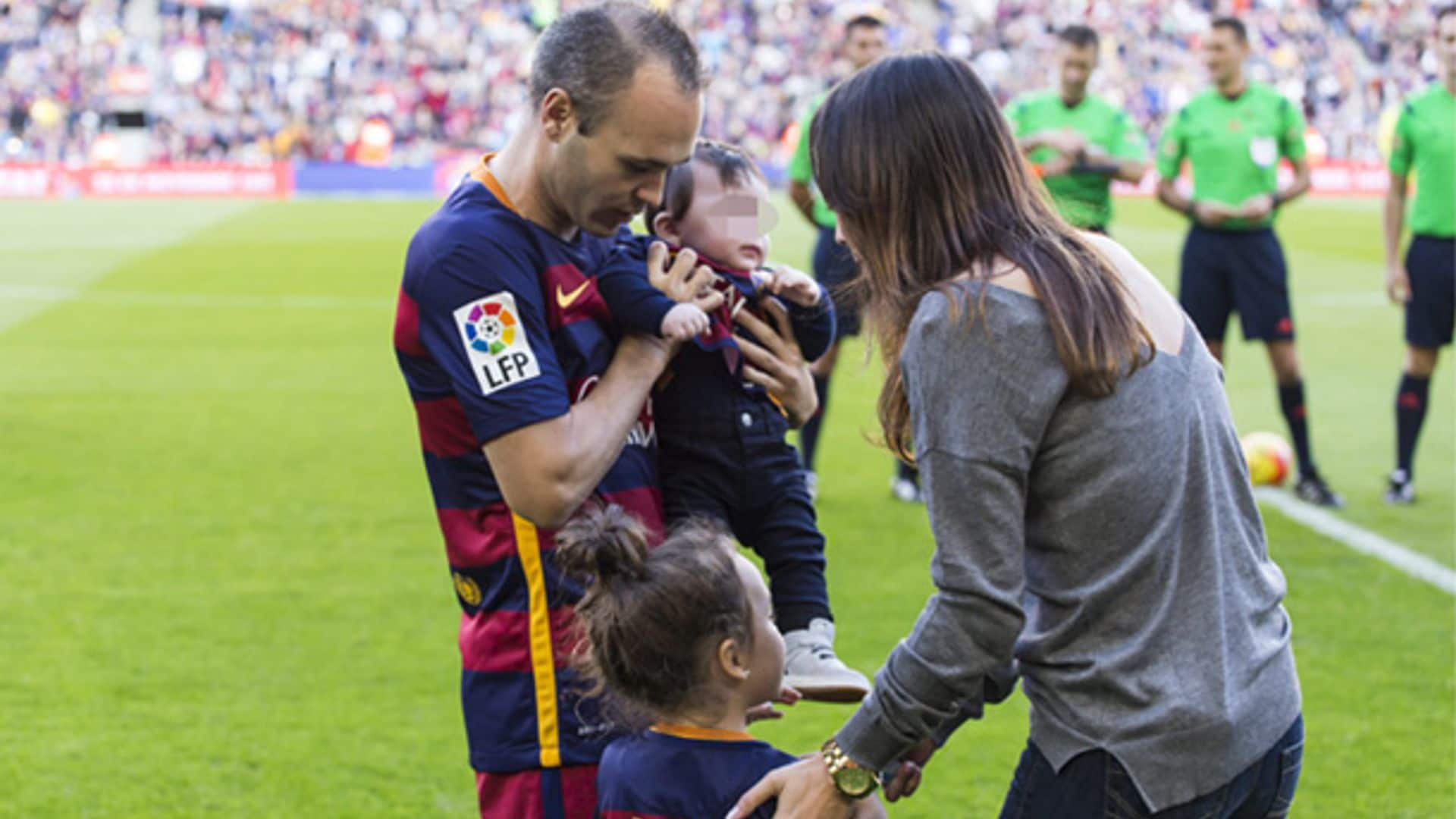 Andrés Iniesta salta al campo con los dos amores de su vida