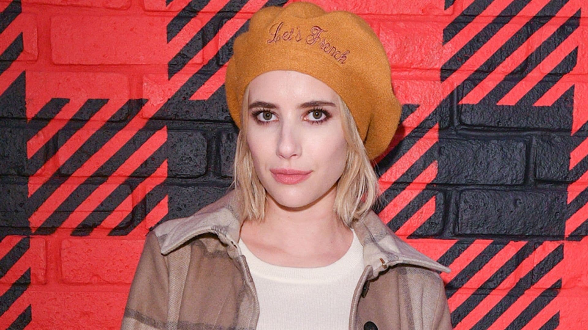 Las ondas despeinadas de Emma Roberts y cinco peinados más para combinar con tu gorro