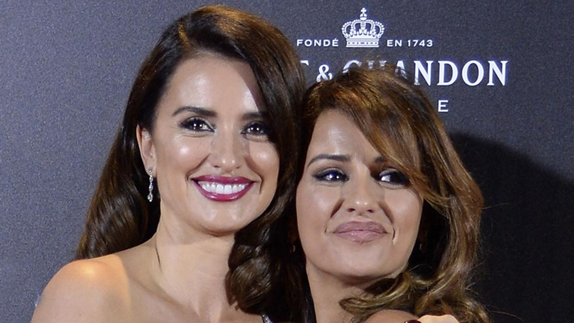 Penélope Cruz felicita a su hermana con una foto de niñas en la que ya se parecían tanto como hoy