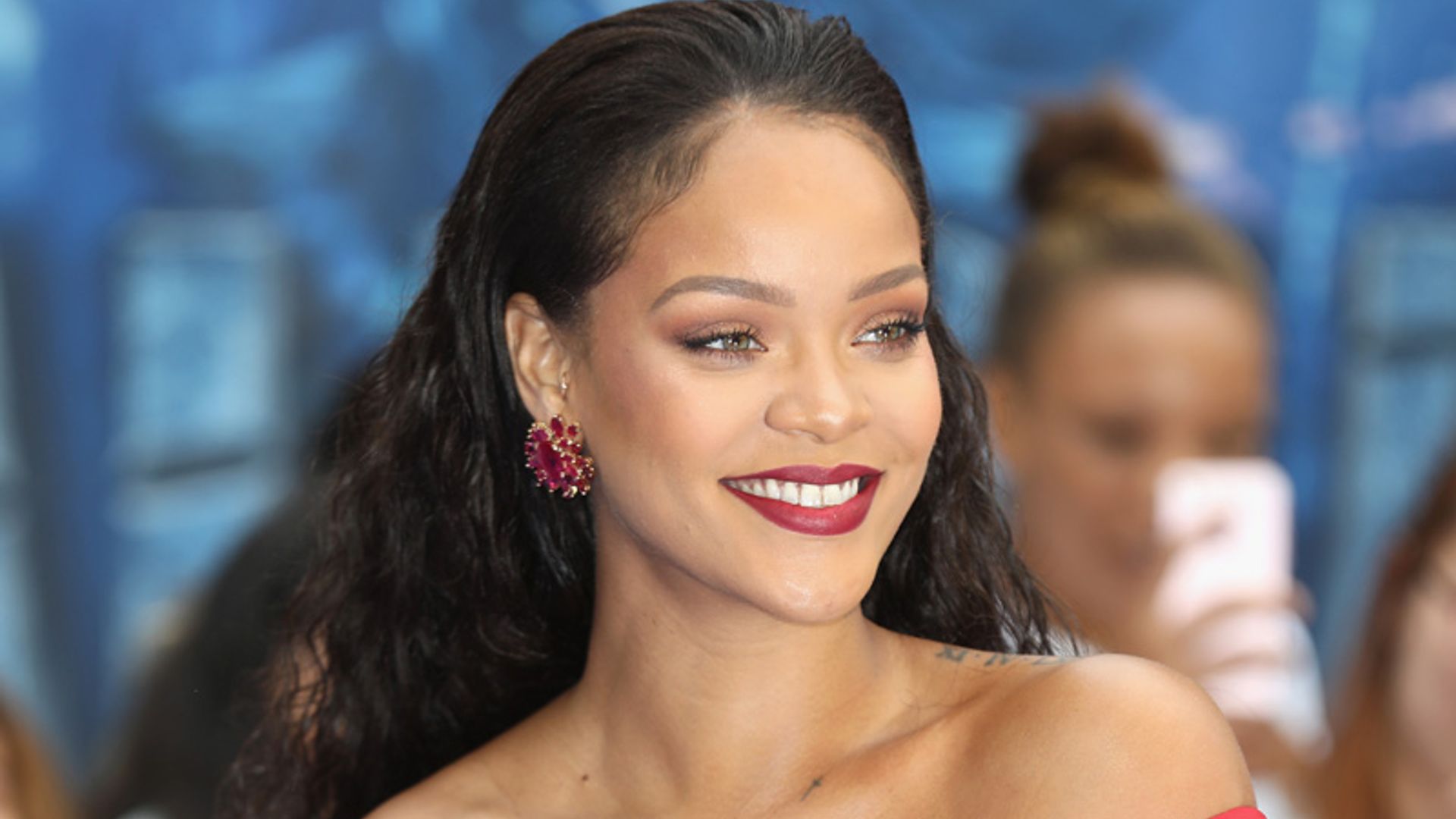 Por menos de 5 euros: el producto de Rihanna para cuidar su pelo