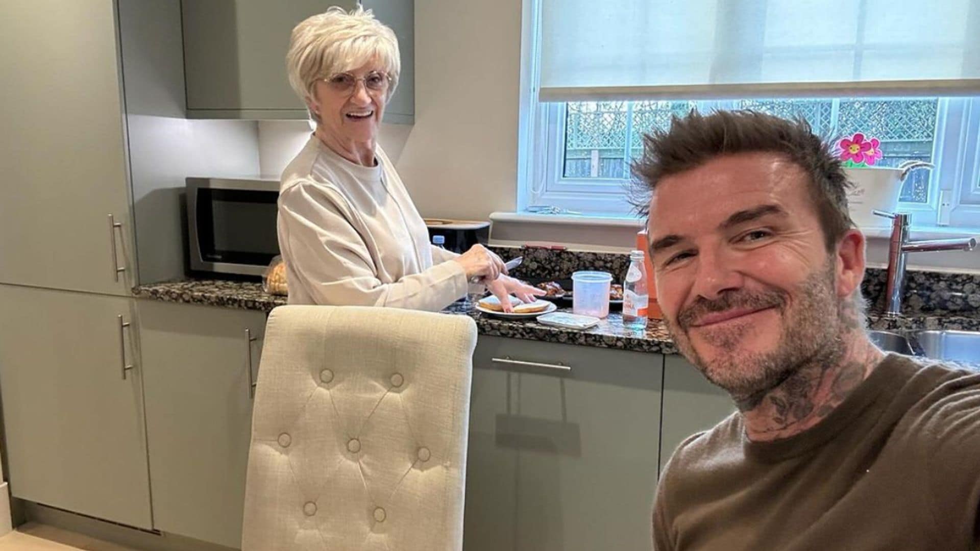 David Beckham deja impecable la cocina de su madre tras un almuerzo en su casa