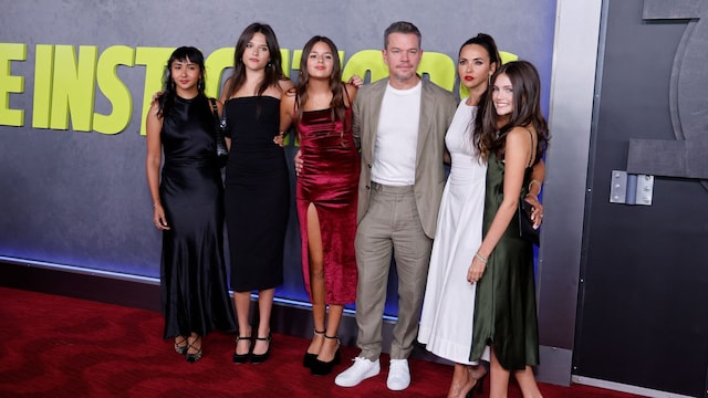 Alexia Barroso, Isabella, Gia y Stella, hijas de Matt Damon y Luciana Barroso, en el estreno de The Instigators, julio 2024